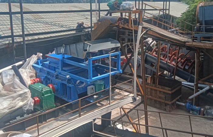 礦石對輥制砂機生產現場 礦石對輥制砂機生產現場